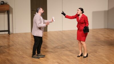 Kepez Belediyesi Kent Tiyatrosu'nun "Medyum" Oyunu, Antalya’da Büyük İlgi Görüyor