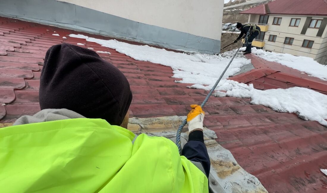 İpin ucundaki hayat Hakkari’nin Yüksekova ilçesinde kar yağışının ardından çatılarda biriken kar kütleleri