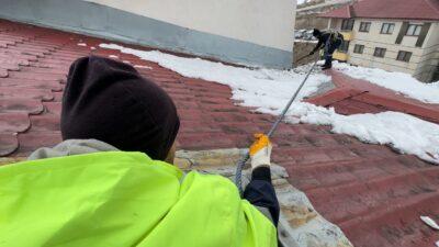 Hakkari’nin Yüksekova ilçesinde kar yağışının ardından çatılarda biriken kar kütleleri