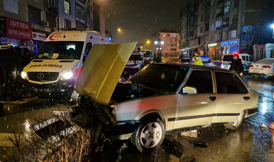 Karaman’da kaza yapan alkollü sürücü, polis merkezine götürülmek için bindirildiği