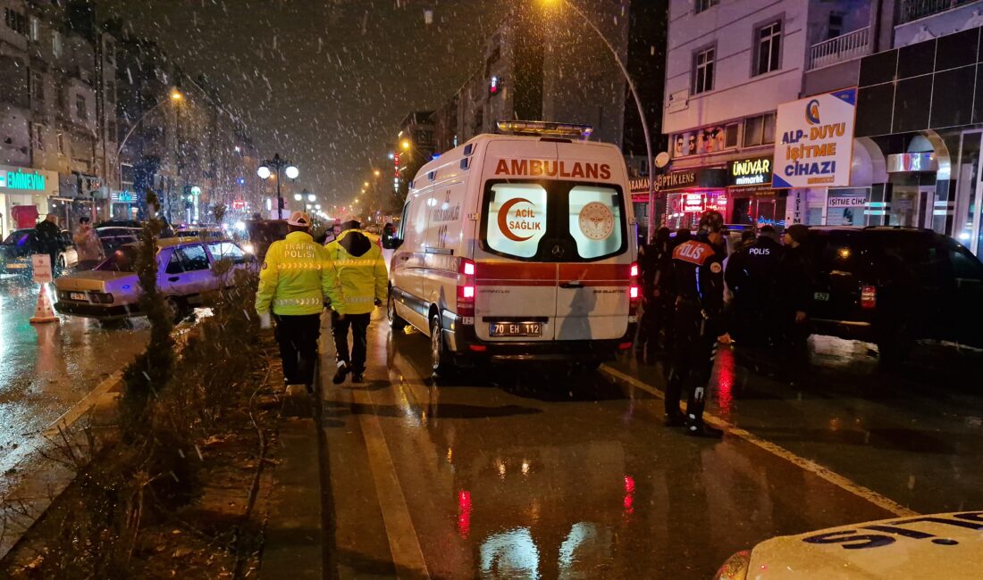 Karaman'da kaza yapan alkollü sürücü, polis merkezine götürülmek için bindirildiği