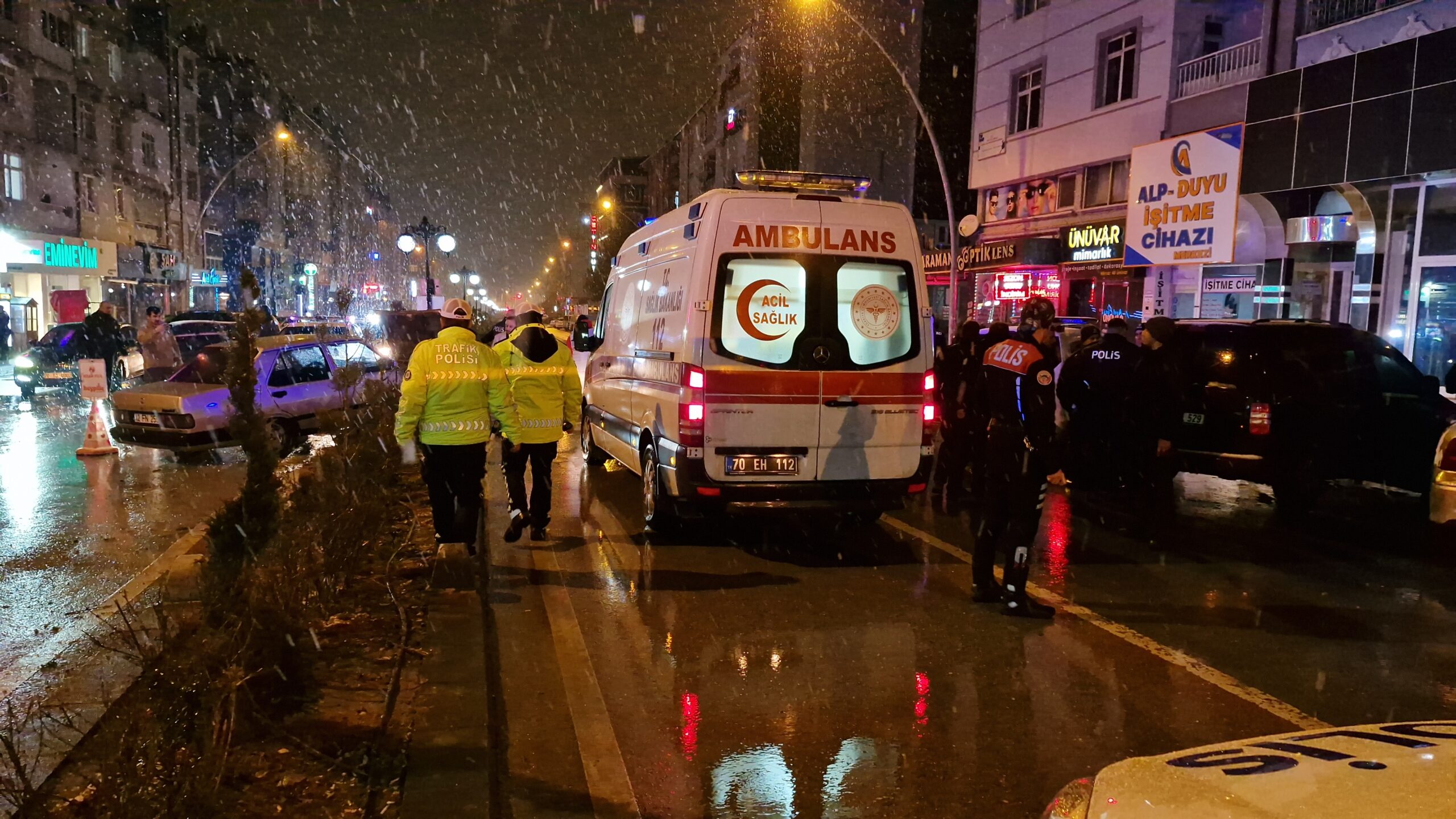 Karaman'da kaza yapan alkollü sürücü, polis merkezine götürülmek için bindirildiği