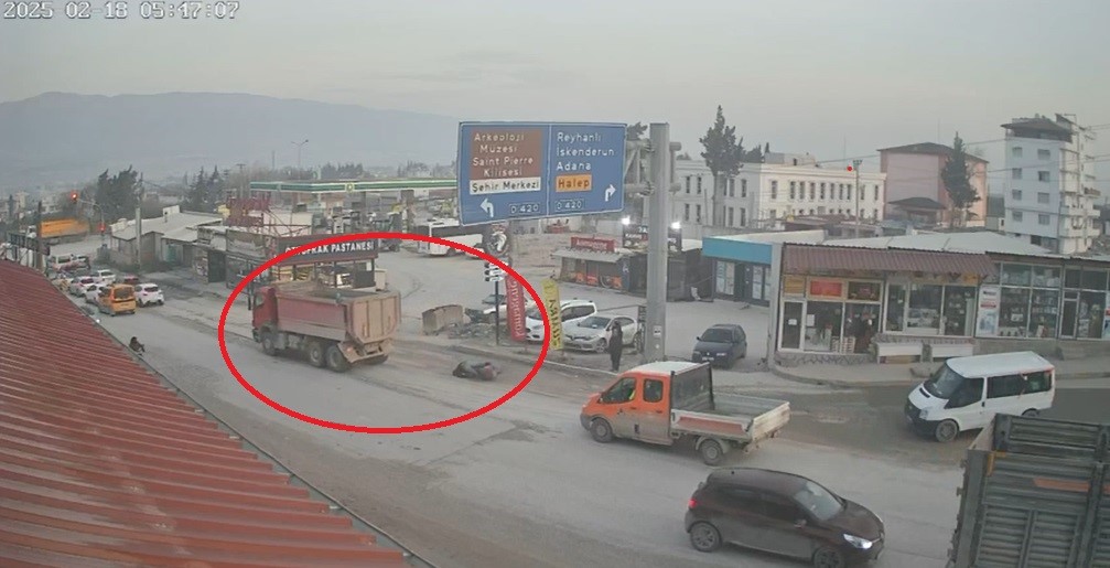 Hatay’da hafriyat kamyonununun altında kalan motosiklet sürücüsünün öldüğü kaza anı