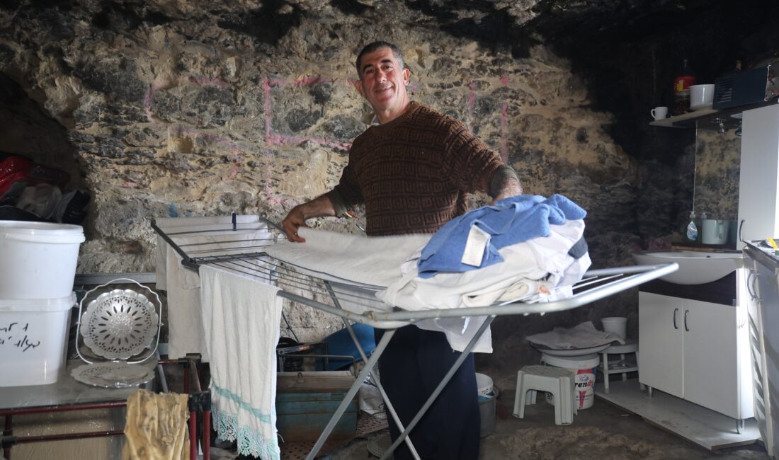 Hatay'da depremde evi yıkıldıktan sonra 2 yıldır mağarada yaşayan 55