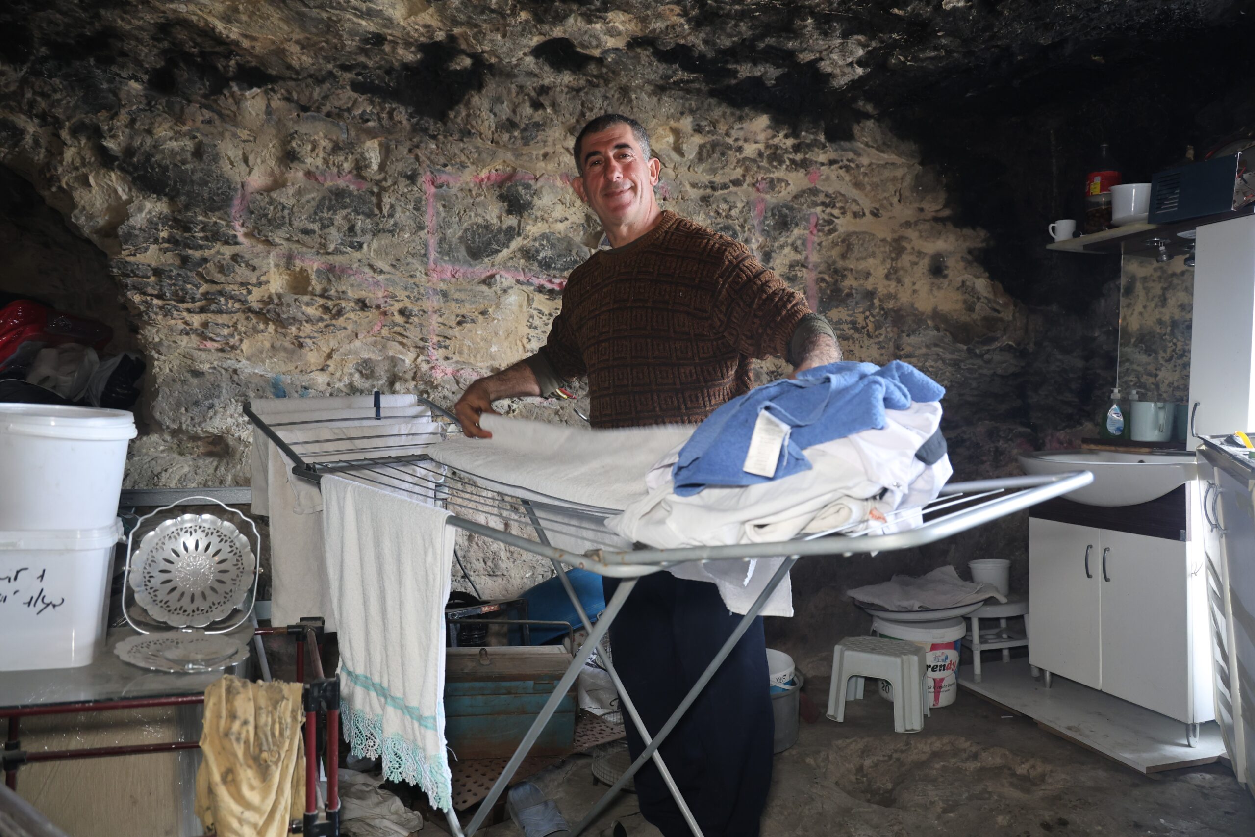 Hatay'da depremde evi yıkıldıktan sonra 2 yıldır mağarada yaşayan 55