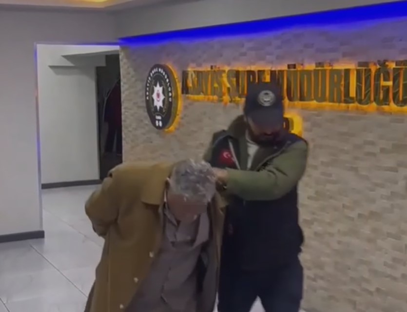 İzmir'de internette oluşturdukları sahte kadın profili ile vatandaşlarla tanışan, daha
