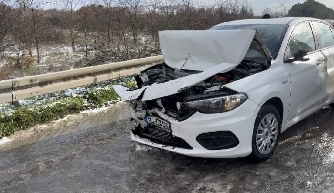 Bursa’da kar yağışı sebebiyle İstanbul-İzmir Otobanında 25 araç birbirine girdi.