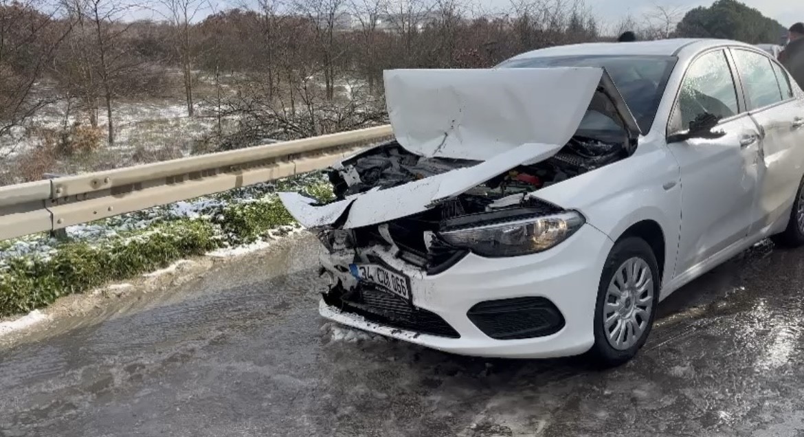 Bursa’da kar yağışı sebebiyle İstanbul-İzmir Otobanında 25 araç birbirine girdi.