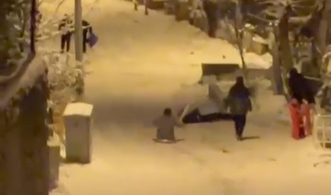  Bartın'da etkili olan kar yağışında tepsi ile kayan genç kız,