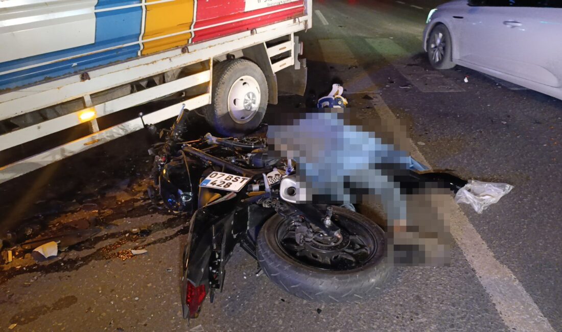 Ters yön faciası: 19 yaşındaki genç hayatını kaybetti Antalya'nın Manavgat ilçesinde ters yönden gelen kamyonetle motosikletin çarpışması sonucu