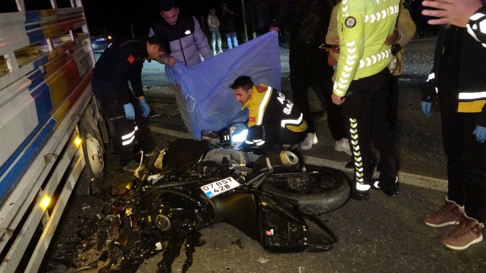 Antalya'nın Manavgat ilçesinde, ters yönden ilerleyen bir kamyonetle motosikletin çarpışması