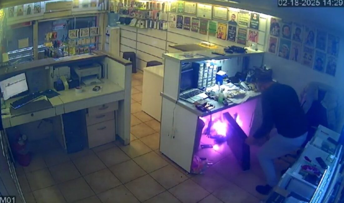 Şişen cep telefonu bataryası masasında patladı Rize’de bataryası şişen telefon tamircinin koyduğu yerde alev aldı. O