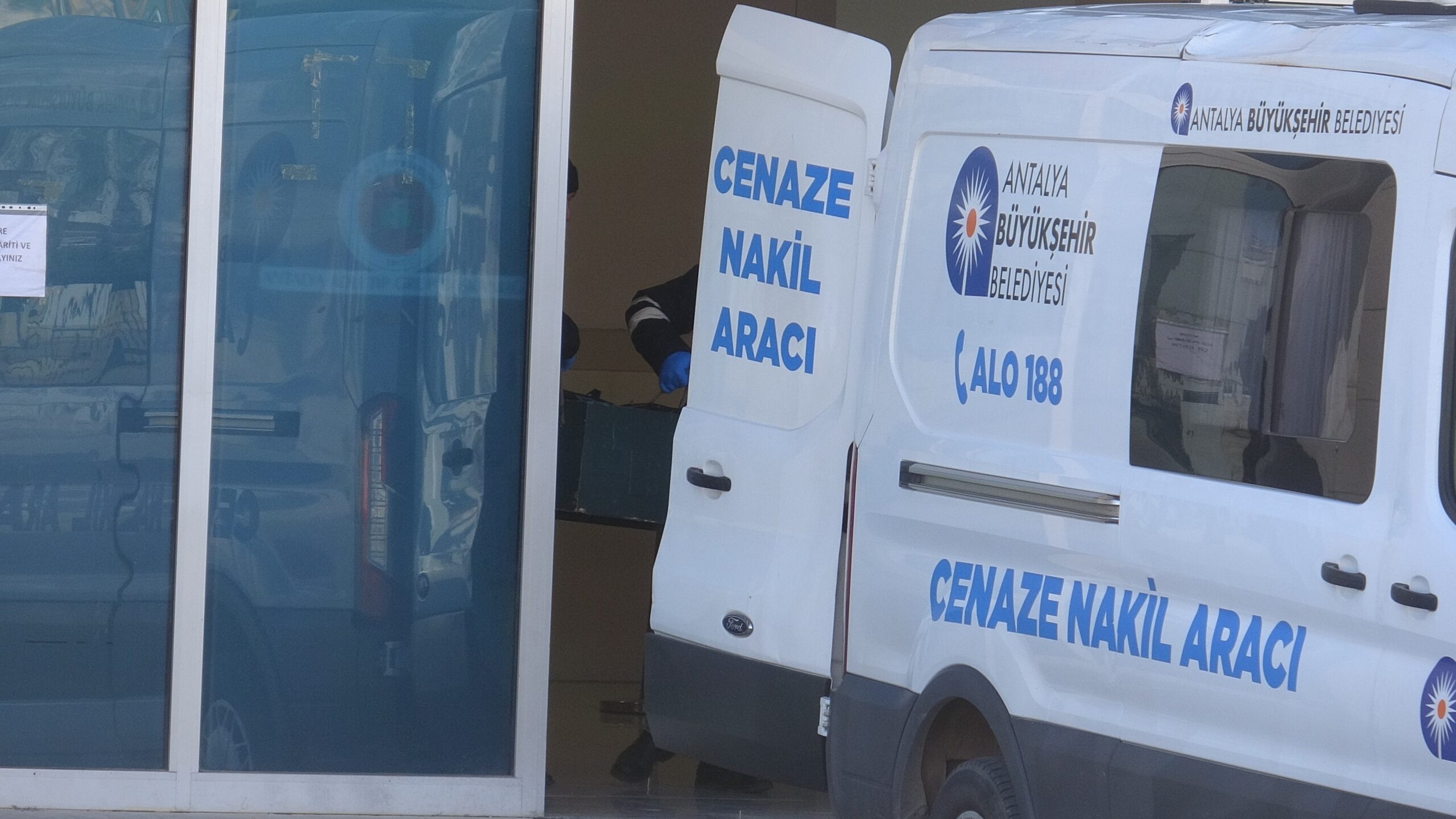 Antalya'nın Kepez ilçesinde aralarında husumet bulunan iki kişi arasında çıkan