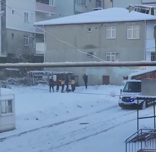 Kocaeli'nin Çayırova ilçesinde 31 yaşındaki adam, karlar içinde hareketsiz halde