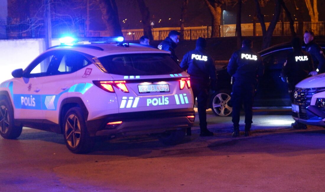 “Dur” ihtarına uymadı, aracını polislerin üstüne sürdü Edirne’de polisin “dur” ihtarına uymayarak aracını polislerin üzerine sürüp olay