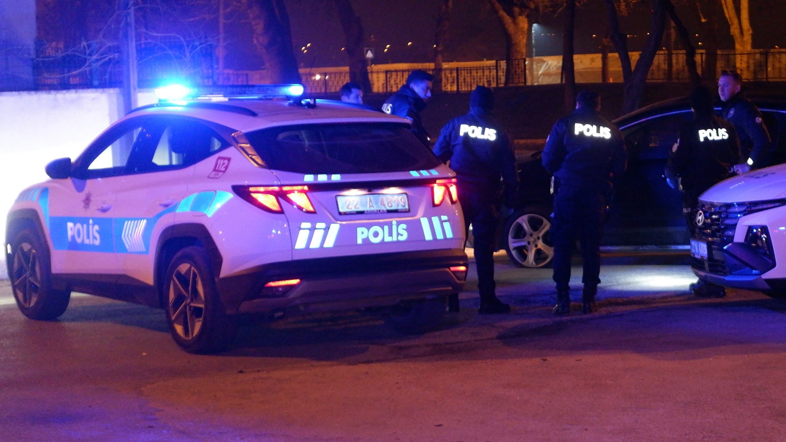 Edirne’de polisin “dur” ihtarına uymayarak aracını polislerin üzerine sürüp olay