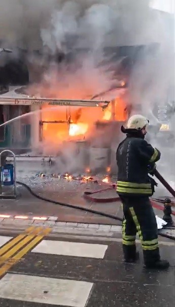 Kocaeli'nin İzmit ilçesindeki Akça Cami'de sabah namazı sonrası çıkan yangın