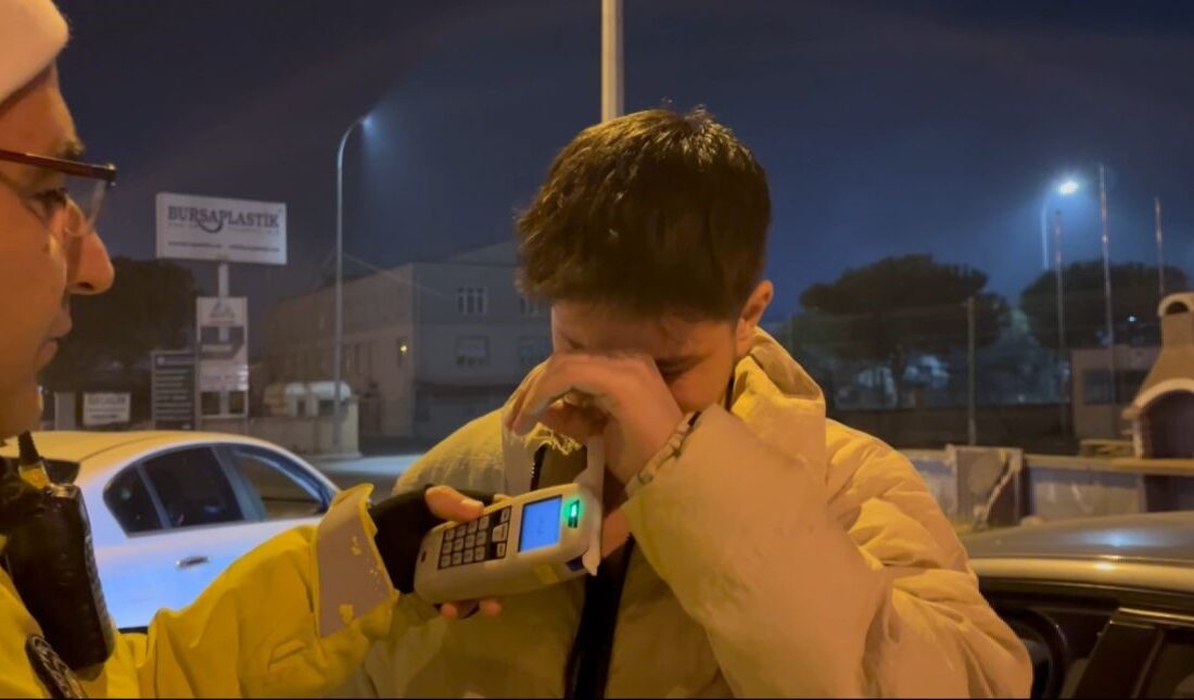 Alkolmetreyi üflememek için ağlama taklidi bile yaptı, ne yapsa fayda etmedi Bursa’da alkol denetimine takılan alkollü sürücü, alkolmetreyi üflememek için polise