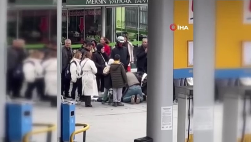 Tokat atıp ölümüne neden olduğu adamı kalp masajıyla döndürmeye çalıştı: O anlar kamerada İstanbul Büyükçekmece’de park yerinden çıkarken arkasından geçen kadına hafif şekilde