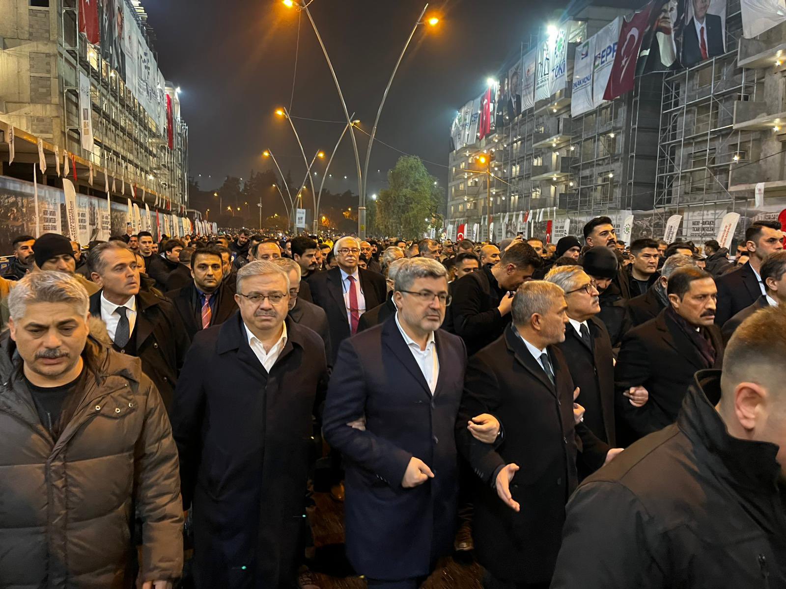 AK Parti Afyonkarahisar Milletvekilleri Ali Özkaya ve İbrahim Yurdunuseven, depremin