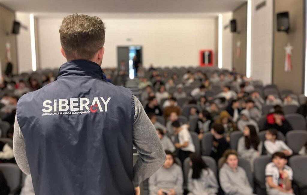 Afyonkarahisar’da ‘Siberay’ programı devam ediyor Afyonkarahisar’da polis tarafından öğrencilere göre ‘Siberay’ programı çerçevesinde güvenli internet