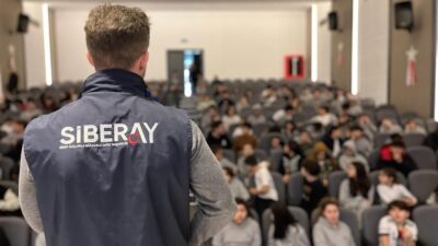 Afyonkarahisar’da polis tarafından öğrencilere göre ‘Siberay’ programı çerçevesinde güvenli internet