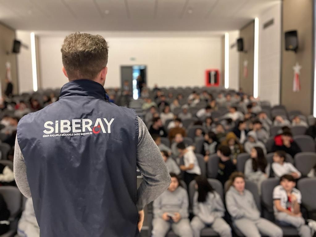 Afyonkarahisar’da polis tarafından öğrencilere göre ‘Siberay’ programı çerçevesinde güvenli internet