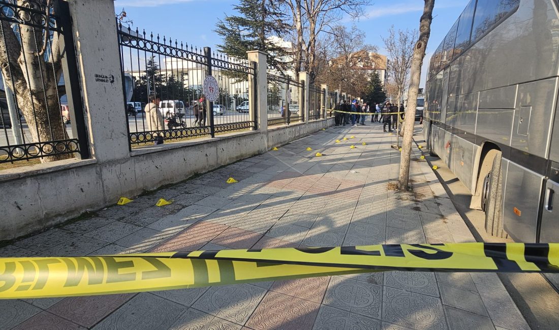 Afyonkarahisar’da minibüsçüler arasında çıkan kavgada kan aktı. Bir kişi pompalı