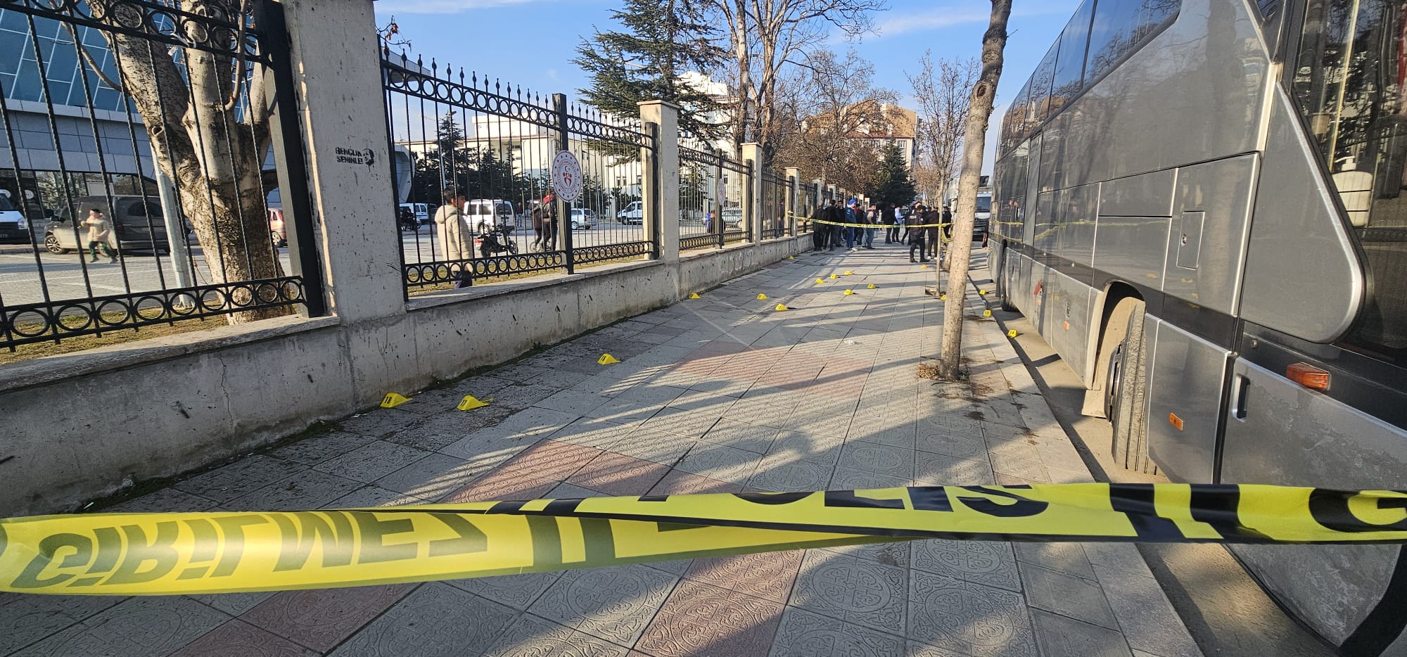 Afyonkarahisar’da minibüsçüler arasında çıkan kavgada kan aktı. Bir kişi pompalı