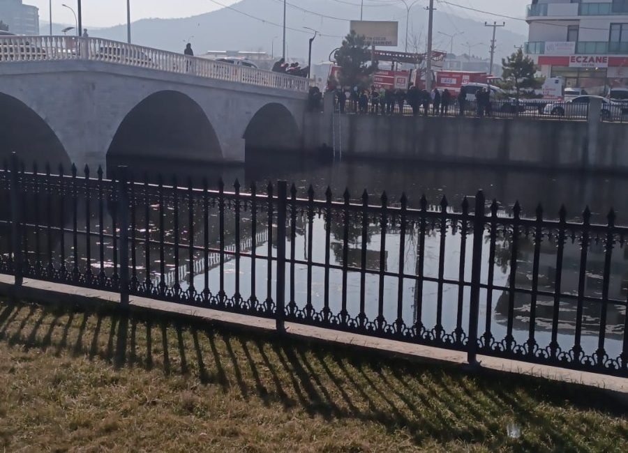Afyonkarahisar’da Akarçay’a düşen bir vatandaş, çevredeki vatandaşların ihbarı üzerine olay
