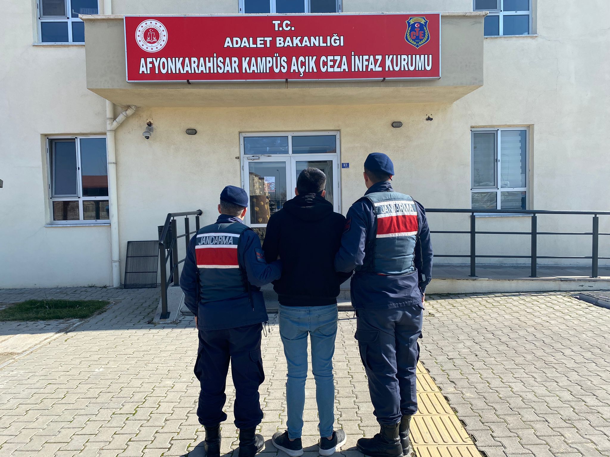 Afyonkarahisar İl Jandarma Komutanlığı'ndan Aranan Şahıs Operasyonu: 6 Yıl Hapis
