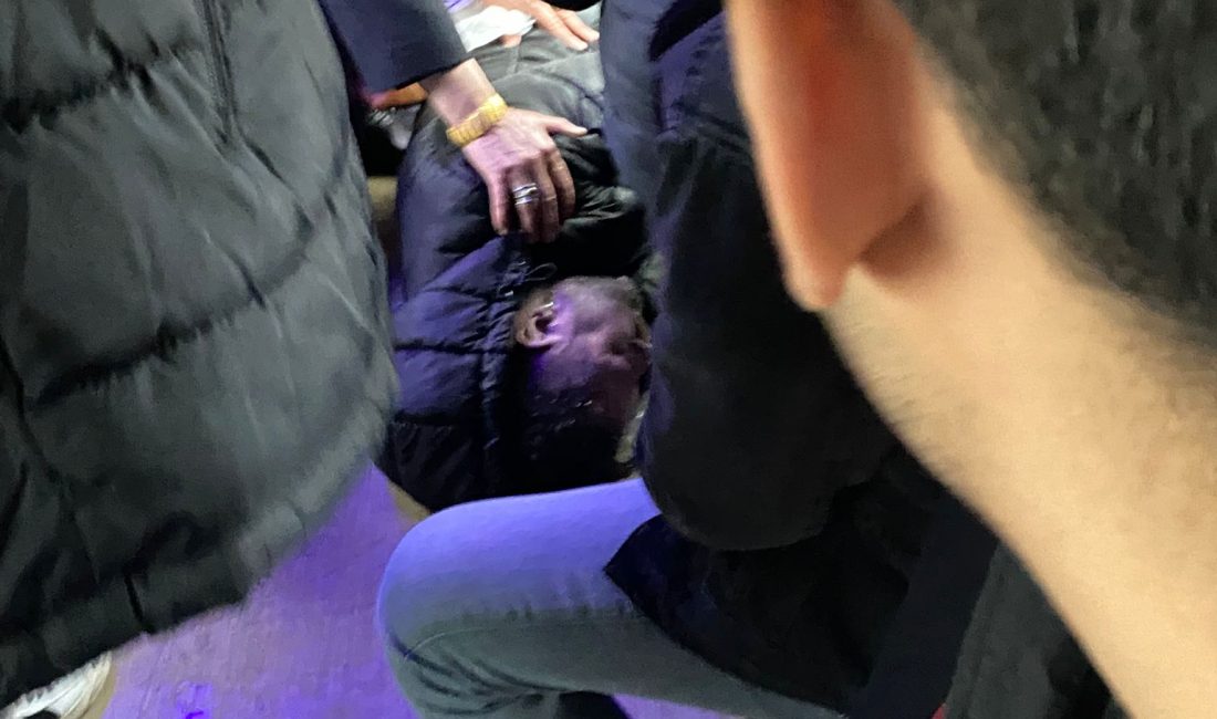 Afyonkarahisar’da bir yolcu bayıldı… WhatsApp ihbar hattımıza gelen bilgiye göre; Afyonkarahisar Özdilek güzergahından çarşıya