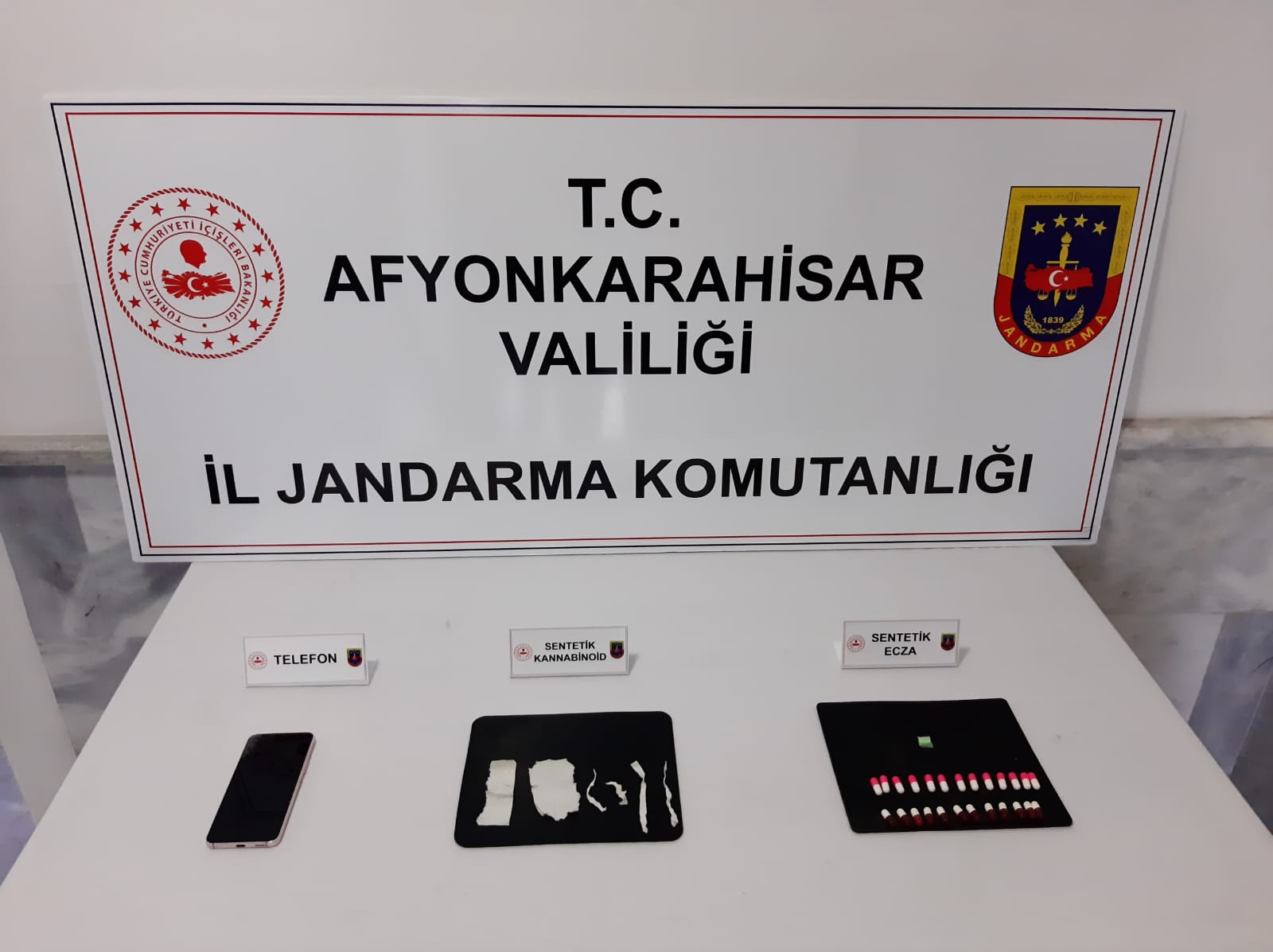 Afyonkarahisar İl Jandarma Komutanlığı, uyuşturucu ile mücadele kapsamında gerçekleştirdiği titiz