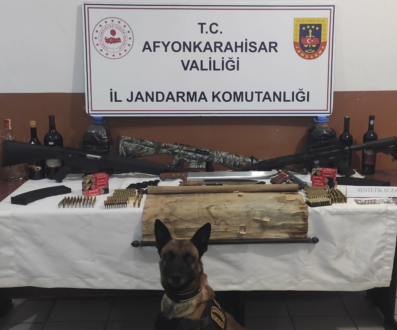 Afyonkarahisar'da Uyuşturucu ve Kaçak Alkol Operasyonu: 1 Ruhsatsız Tabanca, 3