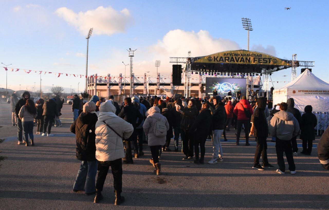 AFYONKARAHİSAR (AA) – Afyonkarahisar'da düzenlenen "3. KaravanFest'in kamp ateşi yakıldı.
