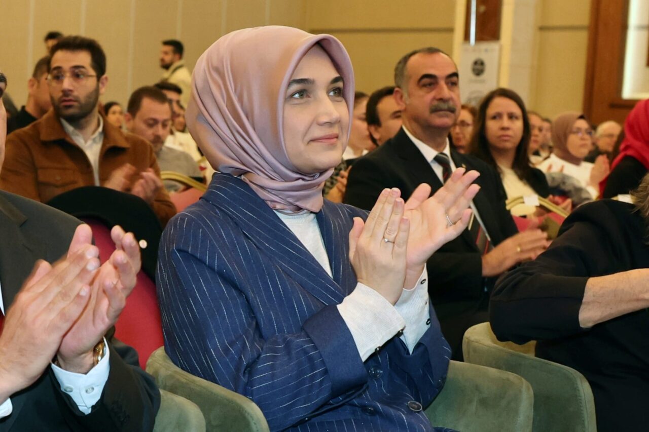 AFYONKARAHİSAR (AA) – Cumhurbaşkanı Recep Tayyip Erdoğan'ın eşi Emine Erdoğan'ın