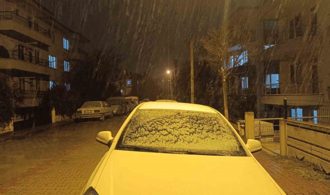 Afyonkarahisar’da beklenen kar yağışı dün başladı Afyonkarahisar’da beklenen kar yağışı akşam saatlerinde başlarken, yağış kent merkeziyle