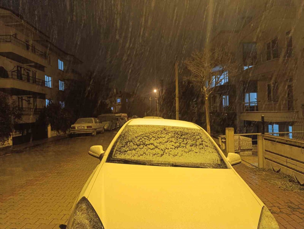 Afyonkarahisar’da beklenen kar yağışı akşam saatlerinde başlarken, yağış kent merkeziyle