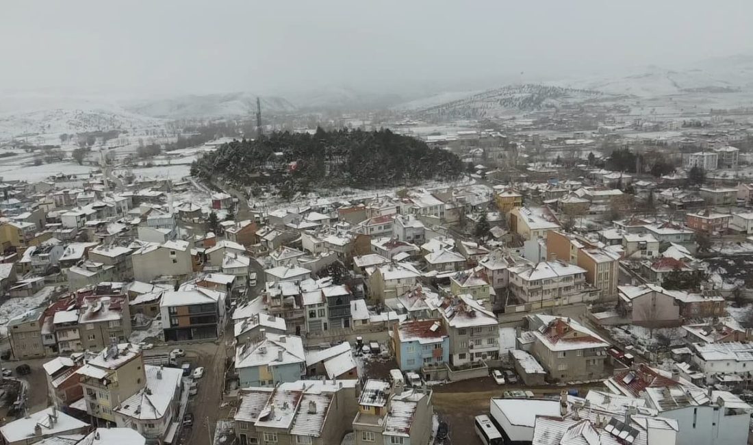 Afyonkarahisar’da dün akşam saatlerinde başlayan kar yağışı sonrası kent beyaza