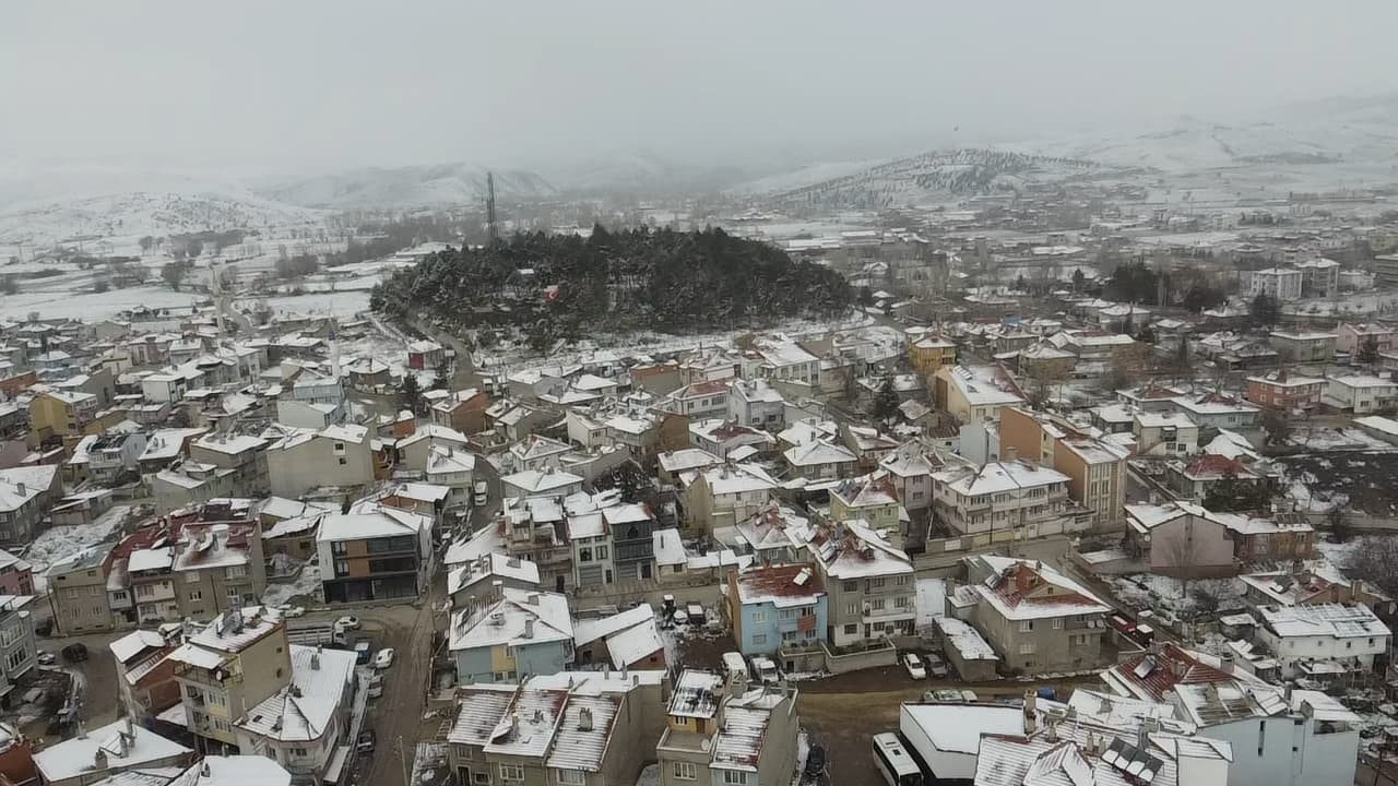 Afyonkarahisar’da dün akşam saatlerinde başlayan kar yağışı sonrası kent beyaza