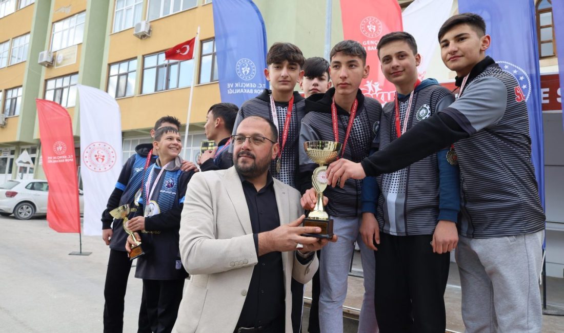 Afyonkarahisar’ın Bayat ilçesinde oryantring il şampiyonası gerçekleştirildi. İlçede düzenlenen oryantring