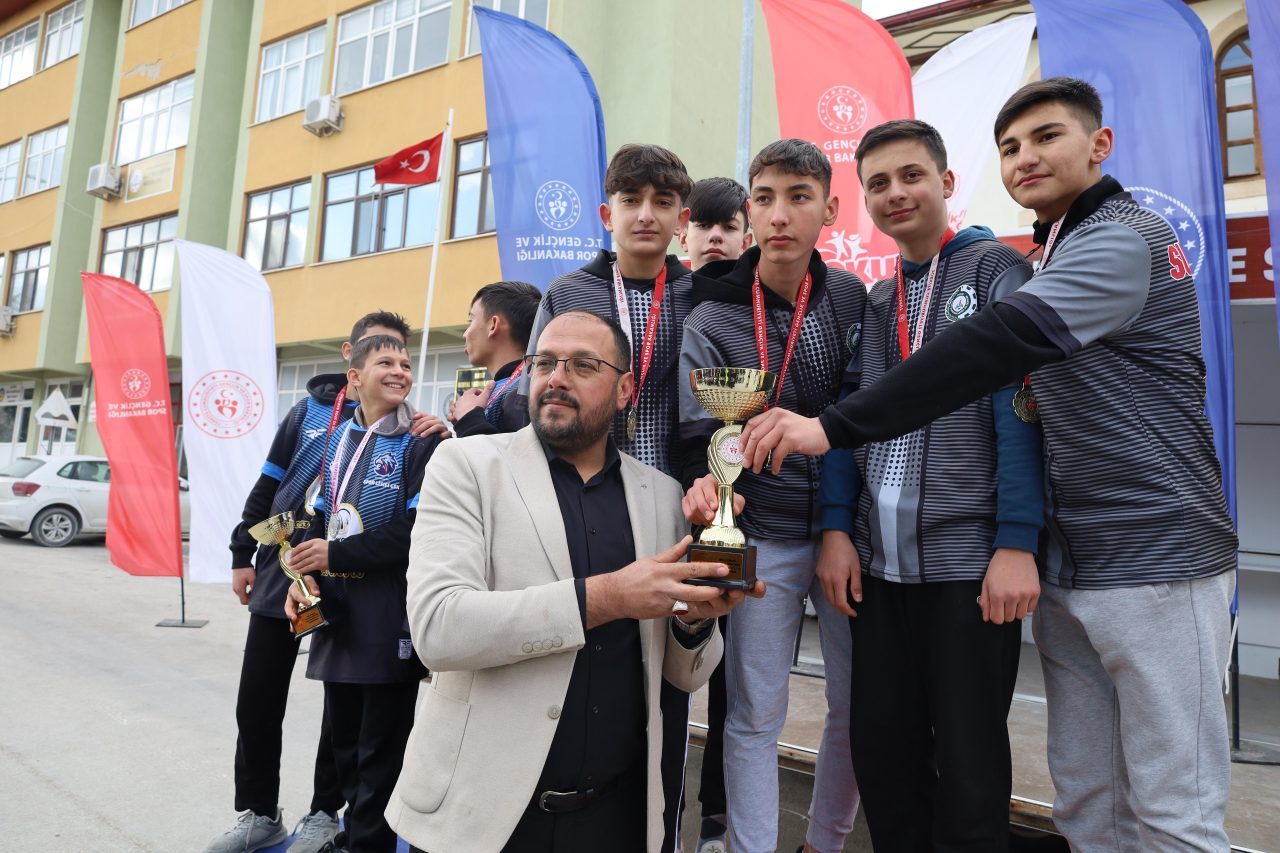 Afyonkarahisar’ın Bayat ilçesinde oryantring il şampiyonası gerçekleştirildi. İlçede düzenlenen oryantring