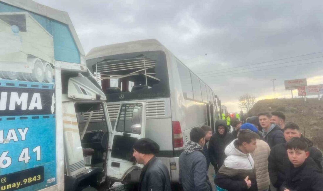 Afyonkarahisar’da kamyonetin otobüse arkadan çarptığı trafik kazasında biri ağır 3