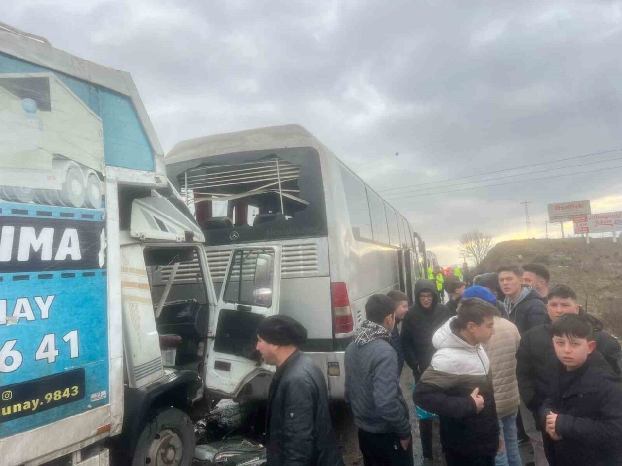 Afyonkarahisar’da kamyonetin otobüse arkadan çarptığı trafik kazasında biri ağır 3