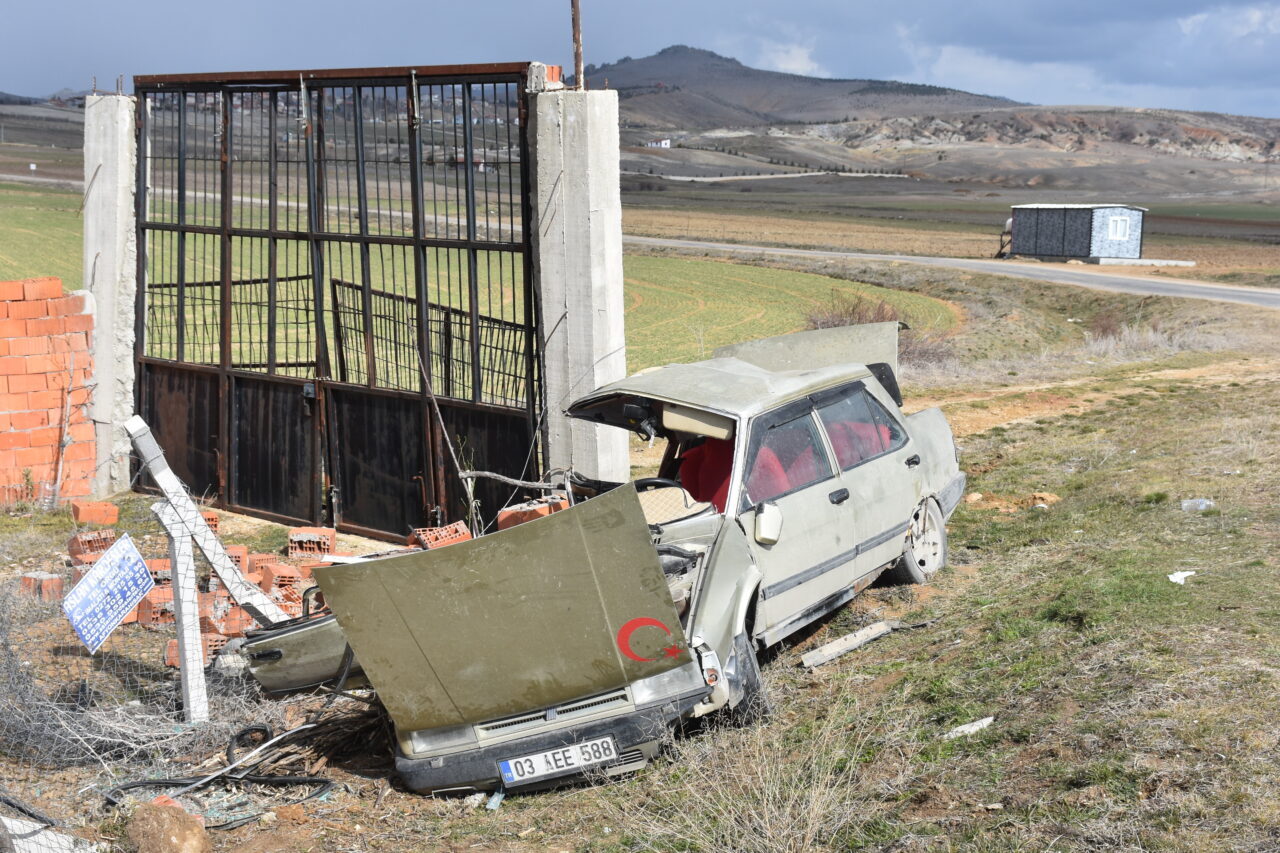 AFYONKARAHİSAR (AA) – Afyonkarahisar'ın İhsaniye ilçesinde otomobilin beton direğe çarpması