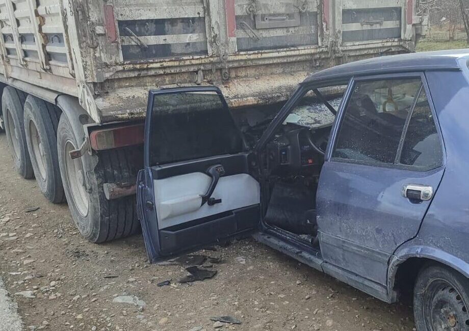 Afyonkarahisar'ın Çay ilçesinde otomobilin park halindeki tıra çarpması sonucu 1