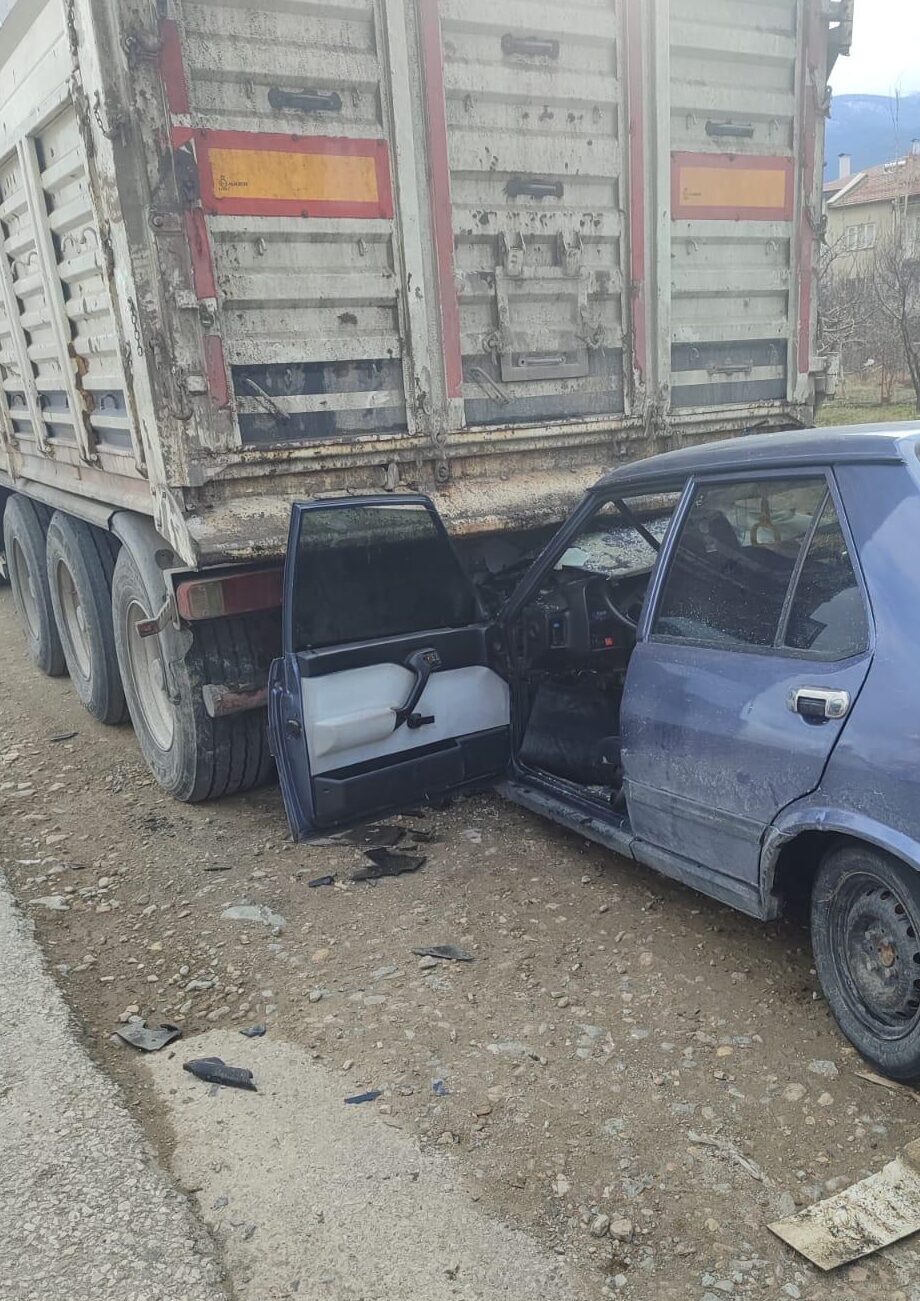 Afyonkarahisar'ın Çay ilçesinde otomobilin park halindeki tıra çarpması sonucu 1