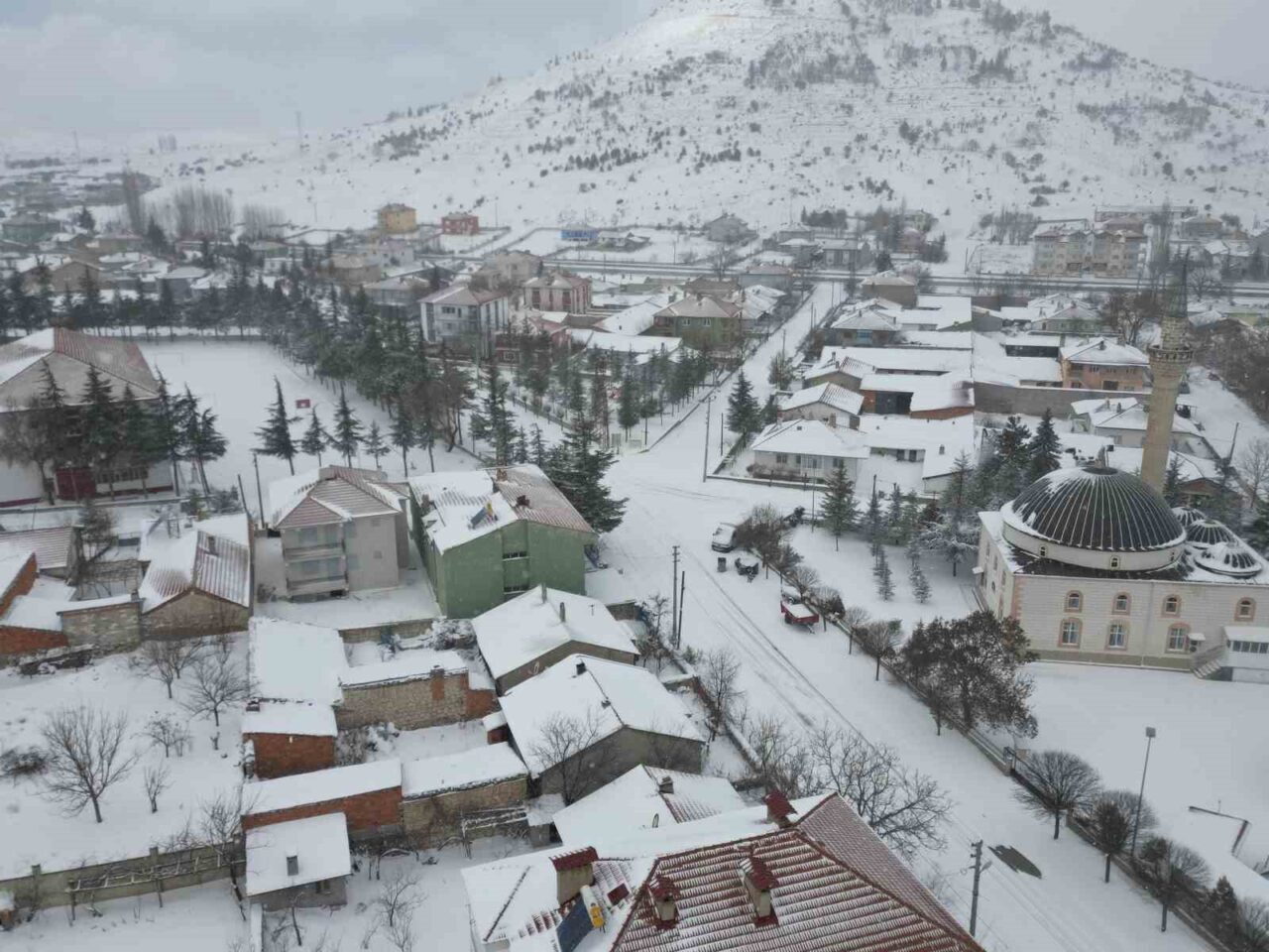 Olumsuz hava şartlarının devam ettiği Afyonkarahisar’da rakımı yüksek bir çok
