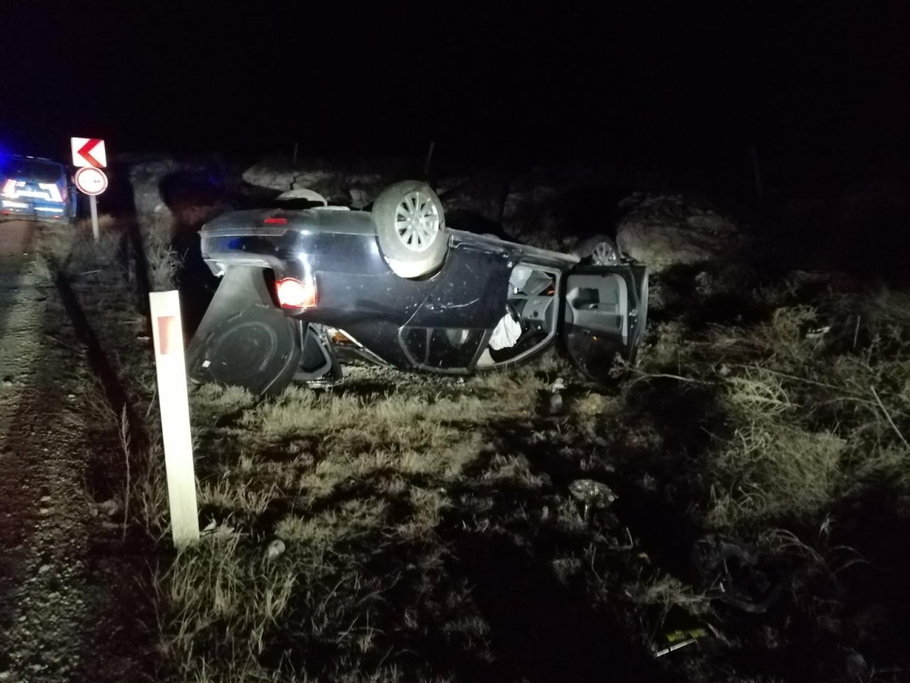 Afyonkarahisar'ın Çobanlar ilçesinde şarampole devrilen otomobildeki 4 kişi yaralandı.