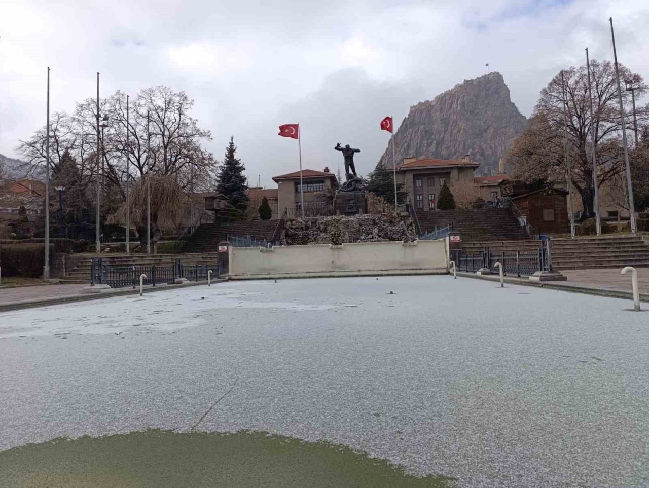 Olumsuz hava şartlarının devam ettiği Afyonkarahisar’da sıcaklıklar eksi 6 derecelere